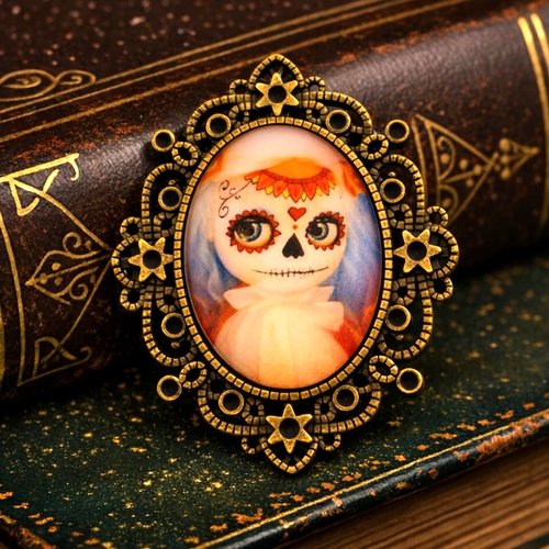 Broche talisman memento mori - portrait gothique inspiré des cabinets de curiosités.
