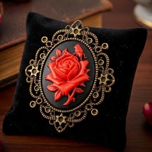 Broche camée romantique rose rouge - relique gothique poétique - cadeau sensible pour amoureuses.