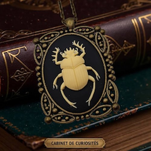 Pendentif insecte cabinet de curiosités - relique carmée scarabée coléoptère.