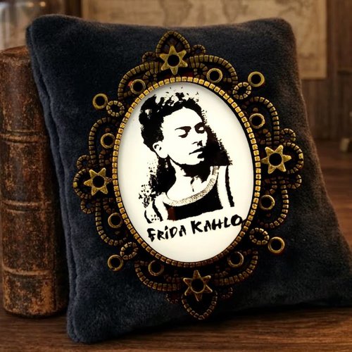 Broche esprit frida- portrait noir et blanc - cadeau féministe minimaliste -