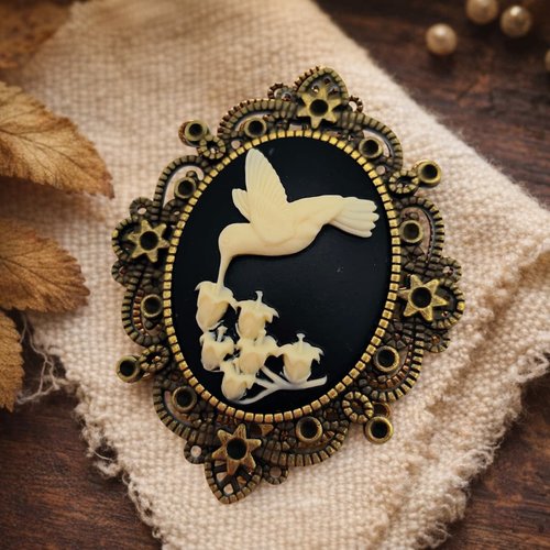 Broche camée symbolique colibris de printemps - cadeau poétique romantique.