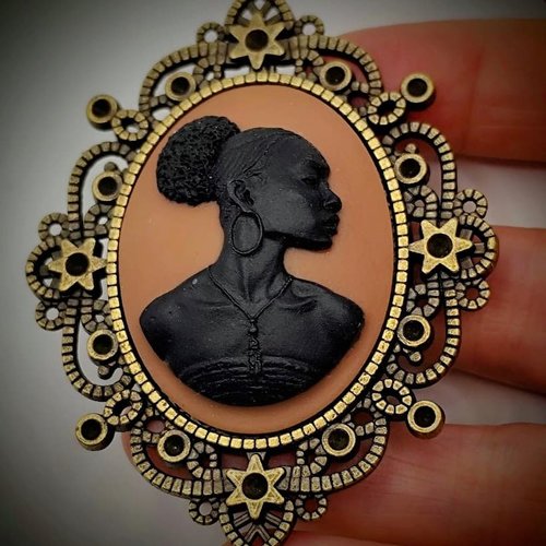 Bijou artistique femme africaine – camée portrait afro élégant - style vintage baroque.