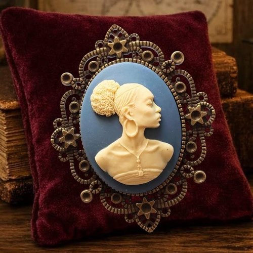 Broche camée afro chic – portrait femme africaine – bijou symbolique empowerment féministe.
