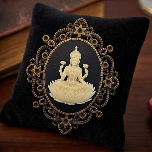 Bijou spirituel indien déesse lakshmi - camée artisanal peint à la main - cadeau amie yoga & méditation.