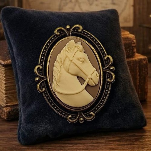 Broche camée cheval pièce unique - bijou équitation & portrait animalier - style victorien chic.