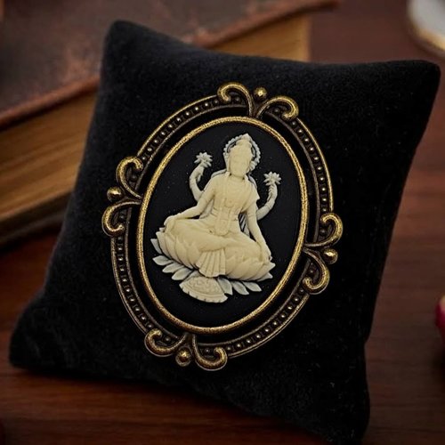 Broche divinité lakshmi - camée artisanal peint à la main - cadeau femme spirituel inde.