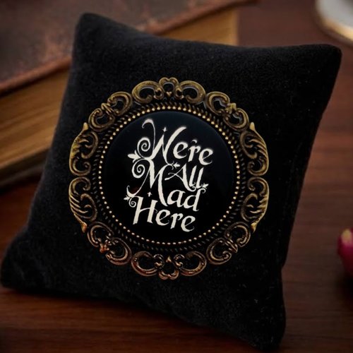 Broche ronde "sourire du chat noir" - conte anglais lewis carroll - fait main.