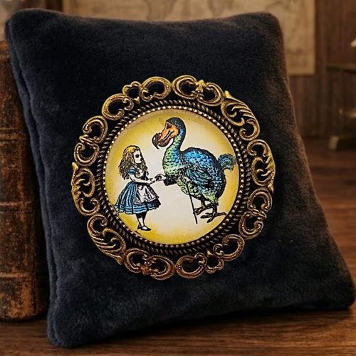 Broche ronde "dodo des merveilles" - illustration classique livre lewis carroll.