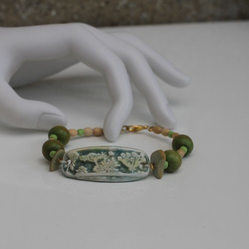 Bracelet céramique-perles graine-bois aux couleurs écru et vert modèle "carotte sauvage"