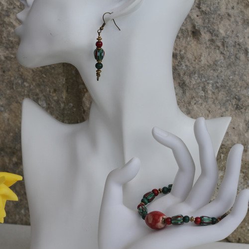 Ensemble bracelet et boucles d'oreilles céramique-perles népalaises-perles bois rouge et vert modèle "katmandou"