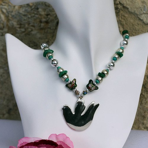 Collier pendentif métal argenté-perles cloisonnées-semi-précieuses teintées aux couleurs verte et argentée modèle "symbole de paix"
