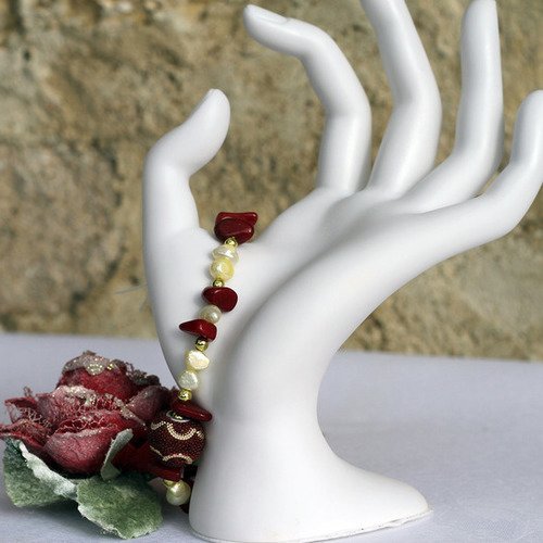 Bracelet perles semi-précieuses teintées-perles nacrées paille et bordeaux  modèle " bon chic bon genre"