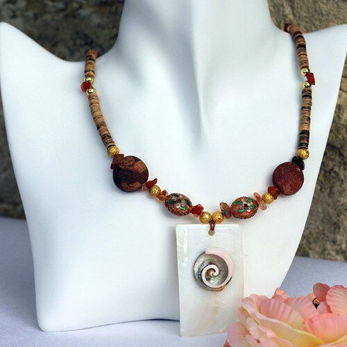 Collier pendentif nacre-perles cloisonnées-noix de coco-céramique marron-beige-écru modèle "papeete"