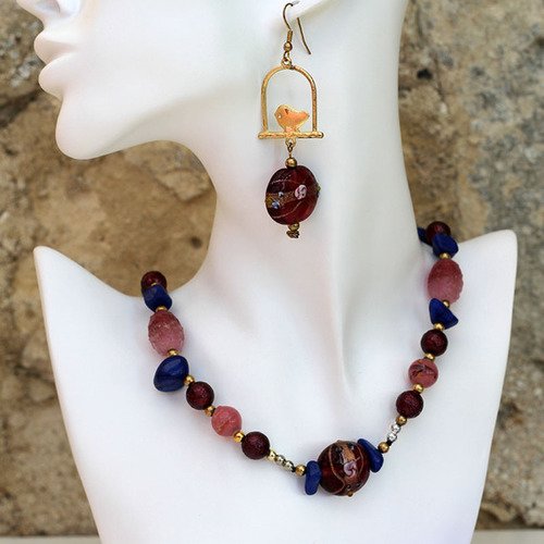 Parure collier-boucles d'oreilles en perles semi-précieuses teintées et verre  bleu roy et rose modèle "rossignol"