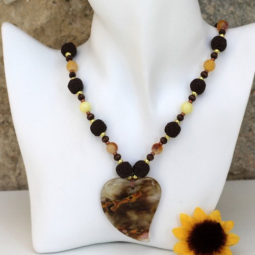 Collier pendentif résine-jade-pierres de sable-bois-métal marron et jaune orangé modèle "joli coeur"