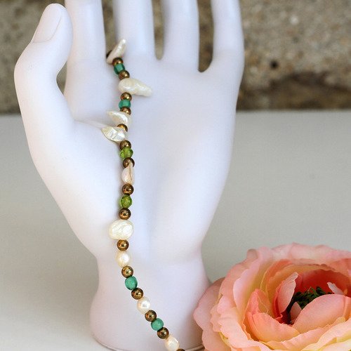 Bracelet perles de culture-verre-métal vert-blanc et bronze modèle "gouttelettes"