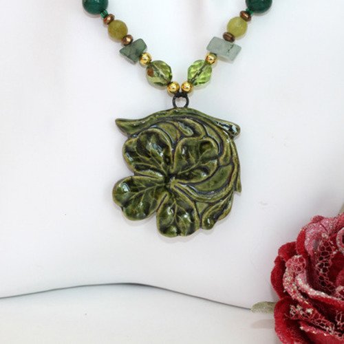 Collier pendentif céramique-agate-malachite-verre vert modèle "porte bonheur"