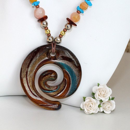 Collier pendentif ambre-agate-turquoises-verre-métal aux couleurs marron-abricot-turquoise modèle "spirale"