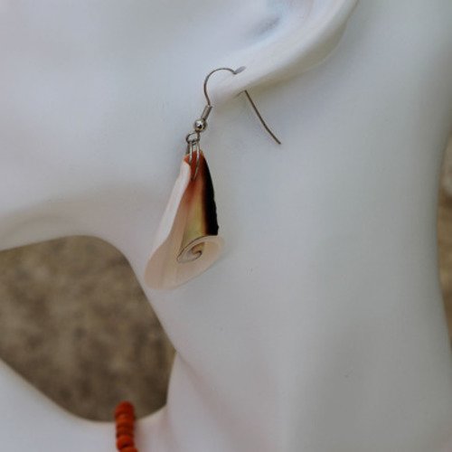 Parure sautoir pendentif et boucles d'oreilles agate-coquillage-bois à la couleur orangée modèle  "calmar"