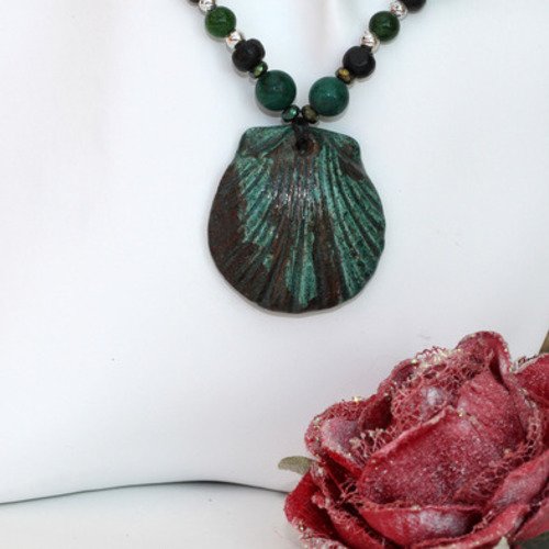 Collier pendentif céramique-jade-agate-bois aux couleurs verte et noire modèle "st.jacques de compostelle"
