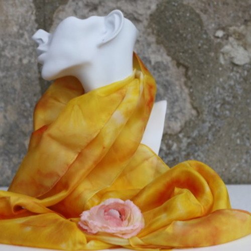 Echarpe en soie naturelle peinte à la main jaune-ourlets roulottés main-modèle "mimosa"