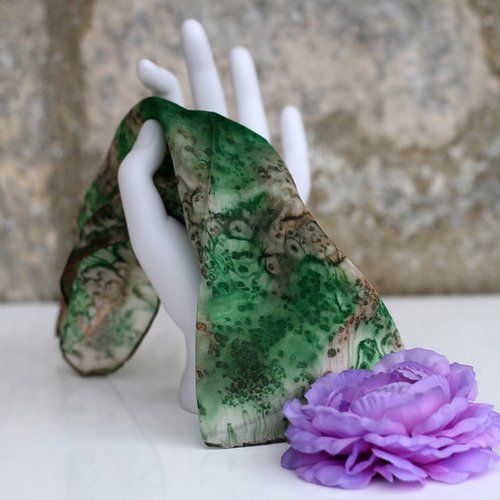 Pochette en soie naturelle peinte à la main verte-ourlets roulottés main- modèle "trèfle"
