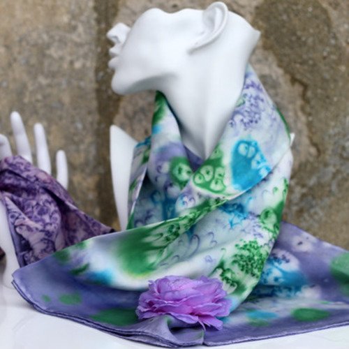 Foulard et pochette en soie naturelle peints à la main aux couleurs dominantes violette et verte-ourlets roulottés main- modèle "iris"