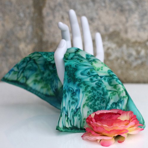 Pochette en soie naturelle peinte à la main verte-ourlets roulottés main- modèle "menthe"