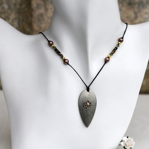 Sautoir pendentif métal-hématite-cristal de swarovsky-perles cloisonnées aux couleurs dominantes grise et noire   modèle "bouclier"