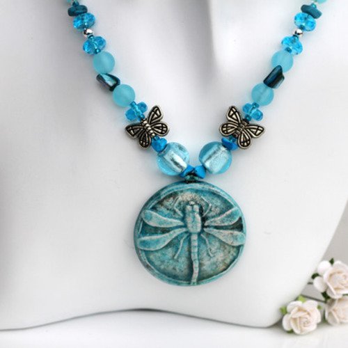 Collier pendentif céramique-nacre-perles de verre à la couleur turquoise  modèle "jolie demoiselle"