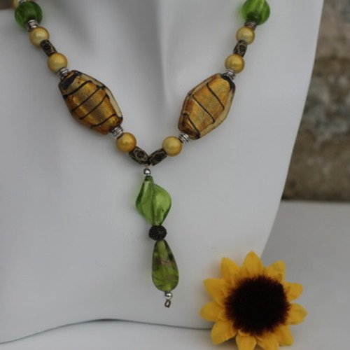 Collier pendentif perles de verre aux couleurs miel et verte-métal modèle "abeille"