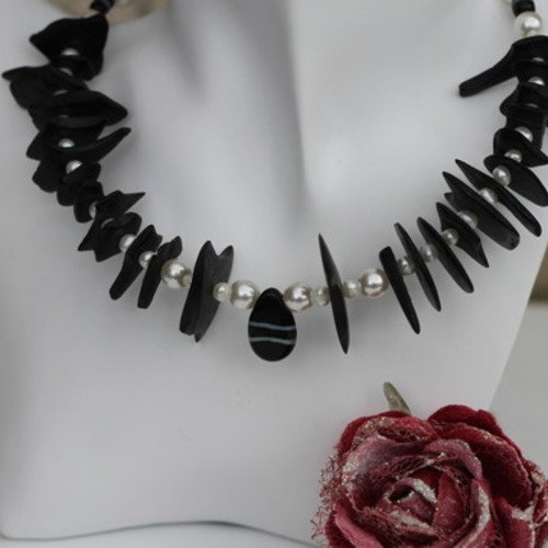 Ras-du-cou perles de verre-bois-perles nacrées aux couleurs dominantes noire et blanche modèle "zèbre"