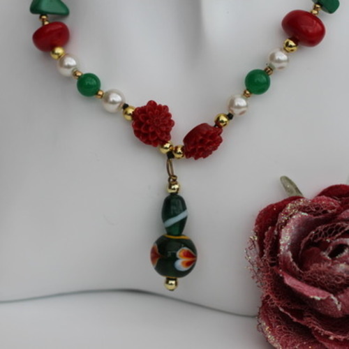 Collier pendentif verre-jade-bambou-semi précieuses teintées-résine aux couleurs dominantes rouge et verte modèle "arlequin"
