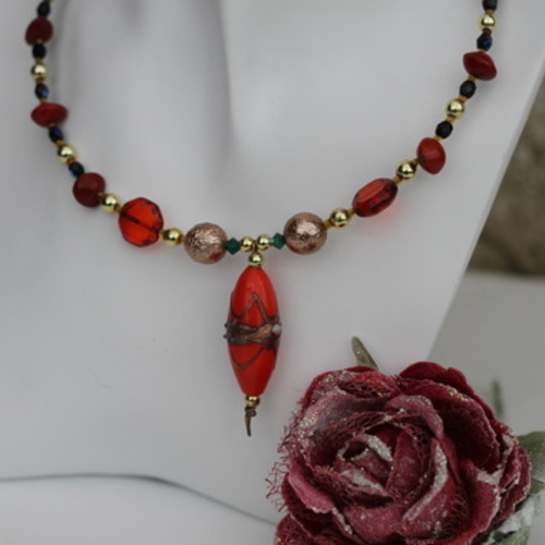 Ras-du-cou pendentif verre-cristal de swarovski-bohème-perles graines-perles cloisonnées à la couleur dominante rouge modèle "carotte"