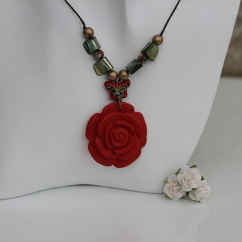 Sautoir pendentif résine-perles de nacre-perles cloisonnées aux couleurs dominantes rouges et vertes modèle "rose de picardie"