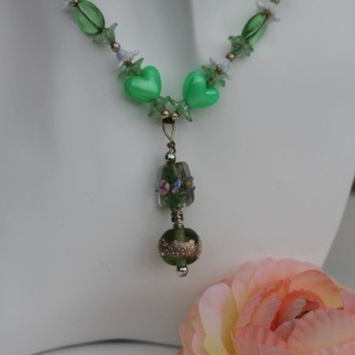 Parure boucles d'oreilles-collier péridot-pendentif verre-perles acryliques aux couleurs dominantes verte et blanche modèle "muguet"