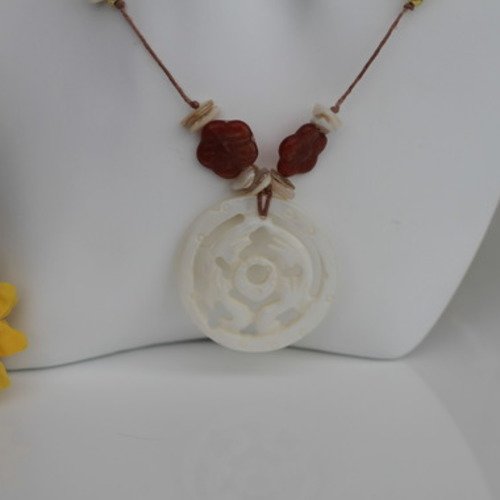 Sautoir pendentif nacre-coquillage ivoire-perles de verre marron modèle "nougatine"