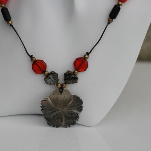 Collier pendentif nacre-perles en noix de coco-perles de verre en rouge et noir modèle "garance"