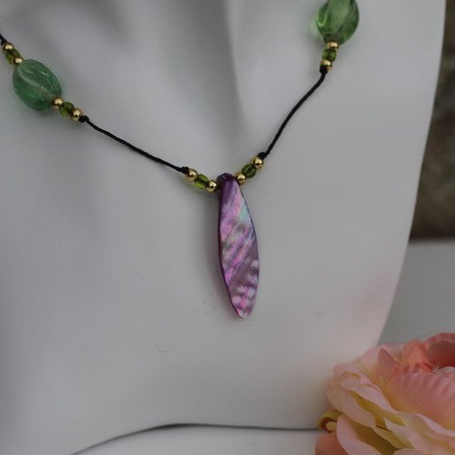 Sautoir pendentif nacre et perles de verre mauves et vertes modèle "candide"