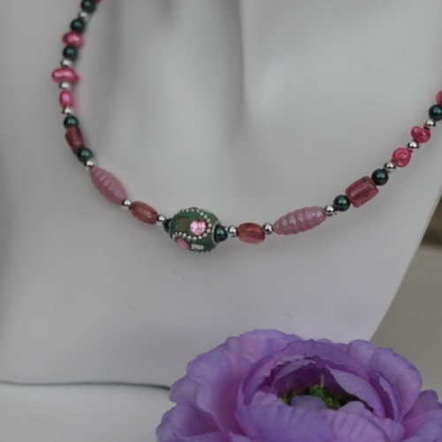 Ras-du-cou en perles nacrées et perles de verre rose et vert modèle "istanbul"