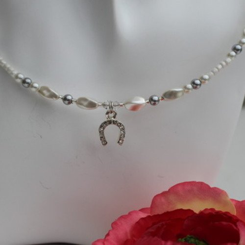 Ras-du-cou pendentif ado en strass-perles de verre nacrées et argentées modèle "arc de triomphe"