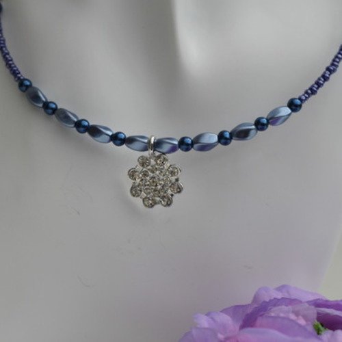 Ras-du-cou pendentif ado strass-cristal de swarovski-perles nacrées-perles de verre dans un dégradé de bleu modèle "manon"