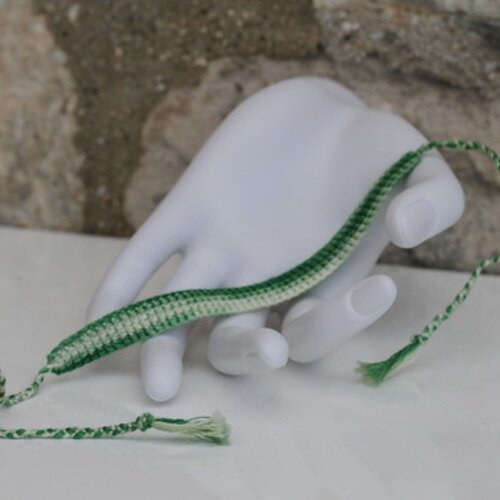 Bracelet brésilien coton dmc crocheté main en dégradé de vert modèle "salvador da bahia"