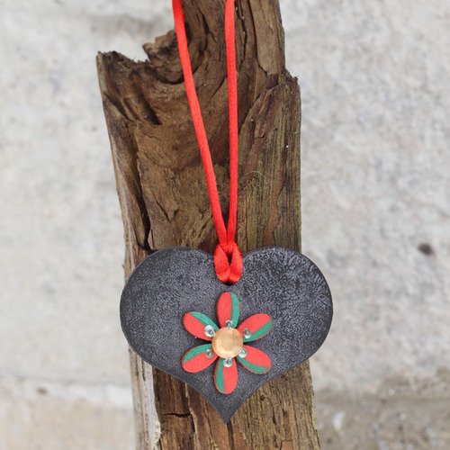Sautoir pendentif "coeur" pour ado en bois peint  aux couleurs noire-rouge-verte et jaune décoré main modèle "bouche en coeur"