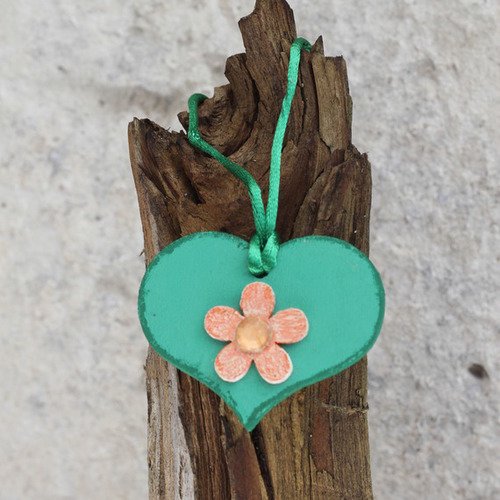 Sautoir pendentif "coeur" pour ado en bois peint aux couleurs pêche et verte décoré main modèle "a coeur vaillant"