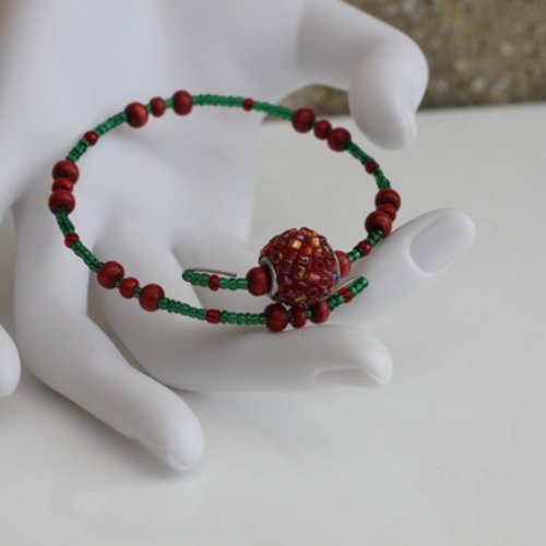 Bracelet s (monté sur fil à mémoire de forme) rouge et vert en perles de verre-métal et bois modèle "mûre sauvage"