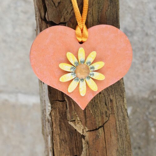 Sautoir pendentif "coeur" pour ado en  bois peint aux couleurs pêche et jaune décoré main modèle "chaud au coeur"