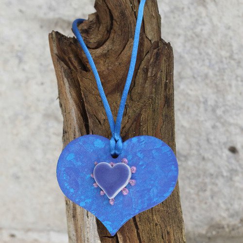 Sautoir pendentif "coeur" pour ado en bois peint à la couleur bleue décoré main modèle "coup de coeur"