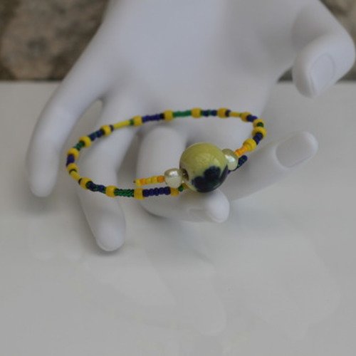 Bracelet s (monté sur fil à mémoire de forme) en perles nacrées-céramique-verre aux couleurs jaune-verte et bleue modèle "ara"