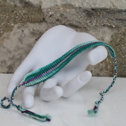 Bracelet brésilien en coton dmc crocheté main en dégradés de vert et violet modèle " goiânia"